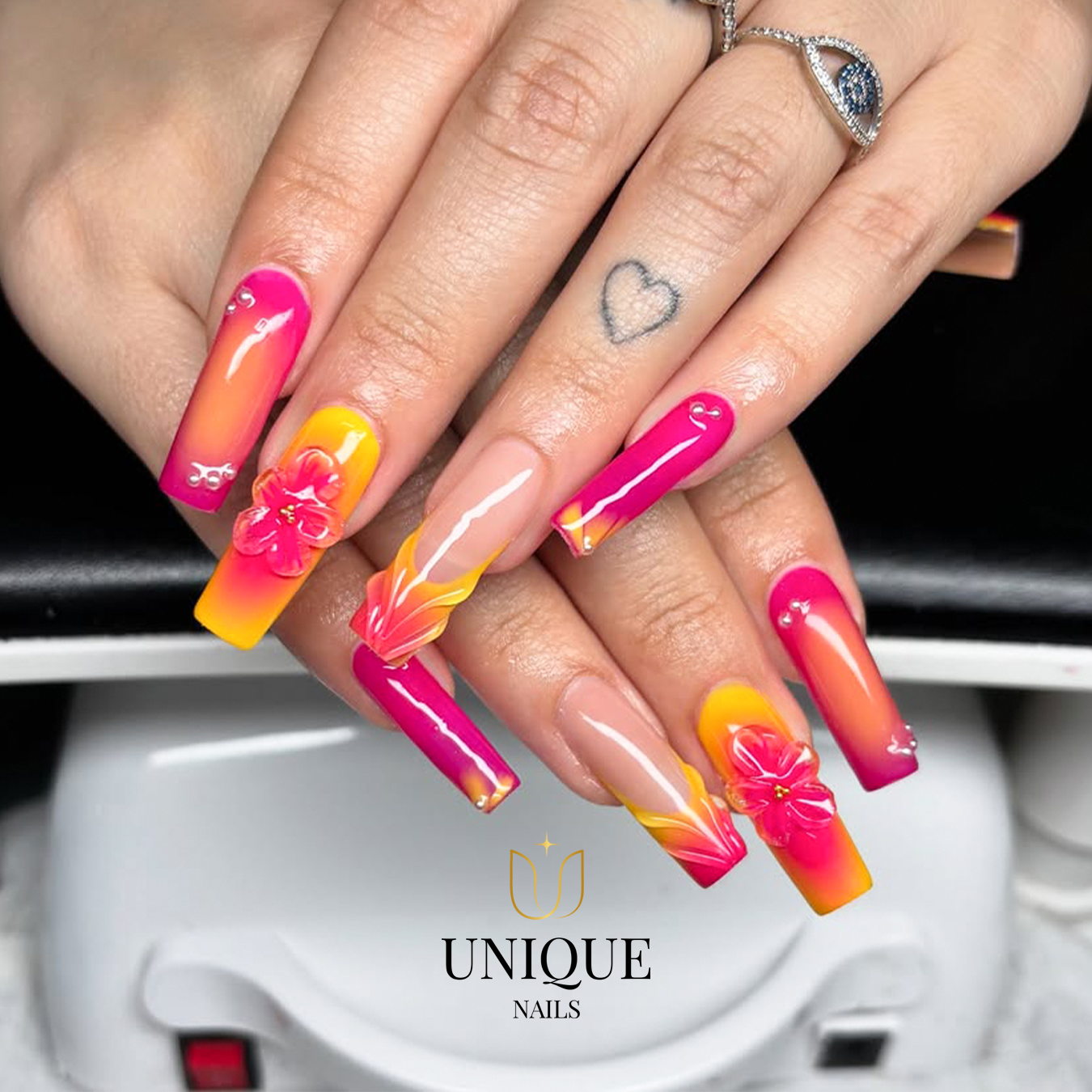 Unique Nails logo